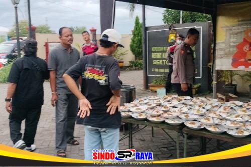 Personel Polsek Pakal Surabaya menata ratusan piring hidangan Dapur Berkah Ramadhan.