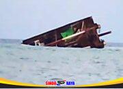 Detik-detik Menegangkan! Tongkang Trand Asia PB.5 Terbalik di Sumenep, Begini Nasib Para Pekerja