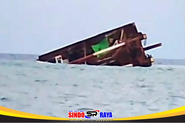 Tongkang Trand Asia PB.5 terbalik di perairan Selat Mamburit Sumenep.