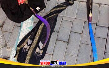 Barang bukti senjata tajam clurit dan sarung hasil tangkapan Polrestabes Surabaya terkait aksi perang sarung.