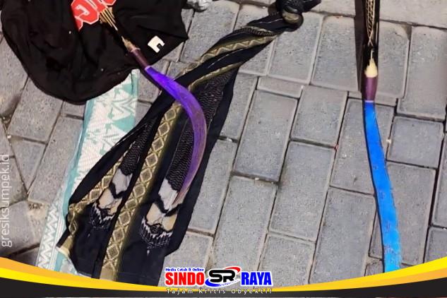 Barang bukti senjata tajam clurit dan sarung hasil tangkapan Polrestabes Surabaya terkait aksi perang sarung.