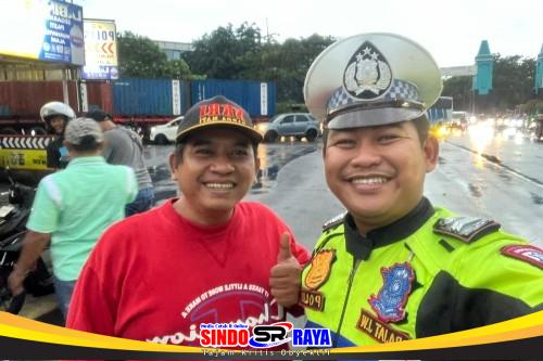 Anggota Satlantas Drajat berpose dengan warga saat pembagian takjil.