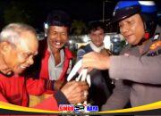 Bukan Sekadar Tugas, Aksi Mas Bhabin Bondowoso Ini Bikin Takjub