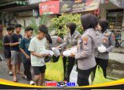 Aksi Humanis Polwan Polres Bondowoso Bagikan 500 Paket Takjil