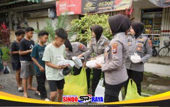 Polwan Polres Bondowoso bagikan takjil di Pasar Induk.