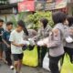 Aksi Humanis Polwan Polres Bondowoso Bagikan 500 Paket Takjil