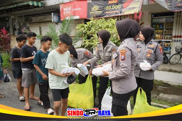 Polwan Polres Bondowoso bagikan takjil di Pasar Induk.