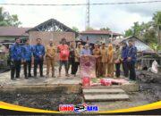 Babinsa Koramil 03/Tebas Dampingi Dinas Sosial Salurkan Bantuan Korban Kebakaran Wilayah Binaan