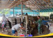 Jalin Keakraban, Anggota Koramil 04/Jawai Gelar Komsos Bersama Warga Pembuat Batako