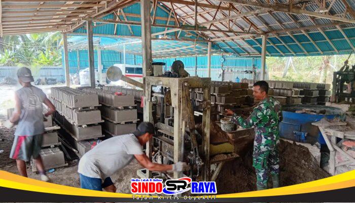 Jalin Keakraban, Anggota Koramil 04/Jawai Gelar Komsos Bersama Warga Pembuat Batako