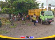 Babinsa Koramil 1009-04/Takisung Serbu Pasar Gunung Makmur, Bersihkan Sampah
