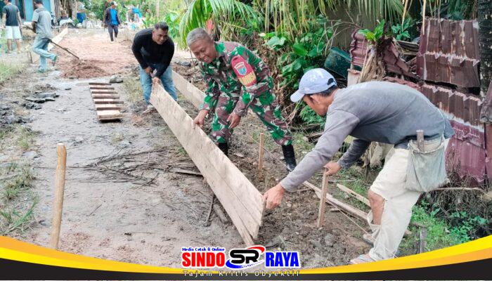 Babinsa Dalam Kaum Bersama Warga Gelar Gotong Royong Pasang Papan Mal Pengecoran Jalan Gang