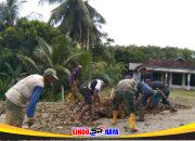 Peduli Lingkungan Babinsa Gunung Melati Gotong Royong Bersama Warga