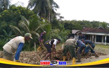 Peduli Lingkungan Babinsa Gunung Melati Gotong Royong Bersama Warga