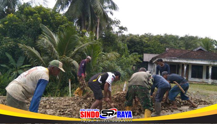 Peduli Lingkungan Babinsa Gunung Melati Gotong Royong Bersama Warga