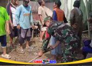 TNI Hadir di Tengah Masyarakat, Babinsa Desa Kapar Bantu Pengecoran Dak Langgar