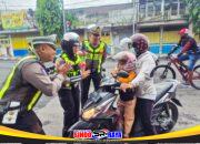 Operasi Keselamatan Semeru 2026 Lumajang: Pengendara Tertib Dapat Bunga dan Cokelat dari Polisi