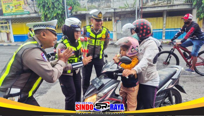 Operasi Keselamatan Semeru 2026 Lumajang: Pengendara Tertib Dapat Bunga dan Cokelat dari Polisi