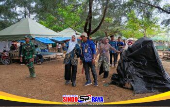 Personel Kodim 1009/Tanah Laut Dampingi Dispar Tala Tertibkan Obyek Wisata Pantai Batakan