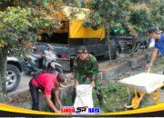 Babinsa Tebas Kuala Koramil 03/Tebas Bersama Warga Laksanakan Pembersihan Sampah di Tepi Jalan Raya