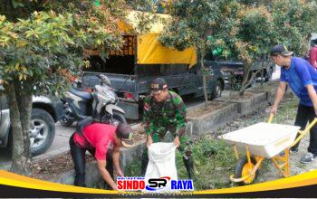 Babinsa Tebas Kuala Koramil 03/Tebas Bersama Warga Laksanakan Pembersihan Sampah di Tepi Jalan Raya