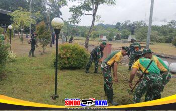Ciptakan Lingkungan Yang Sehat Danramil 02/Sejangkung Pimpin Pembersihan di Pasar Wisata Perbatasan