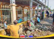 Sambut Ramadhan, Babinsa Kodim 1009/Tla Bersama Warga Bersihkan Mushola di Desa Sumber Makmur