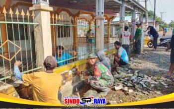 Sambut Ramadhan, Babinsa Kodim 1009/Tla Bersama Warga Bersihkan Mushola di Desa Sumber Makmur