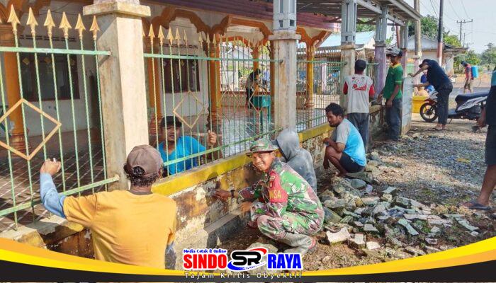 Sambut Ramadhan, Babinsa Kodim 1009/Tla Bersama Warga Bersihkan Mushola di Desa Sumber Makmur