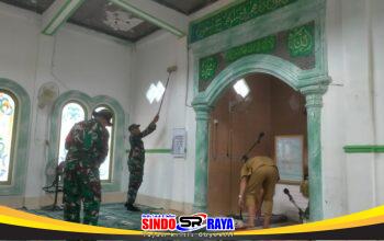 Sambut Ramadhan 1447 H, Babinsa Koramil 1002-08/Labuan Amas Utara Bersihkan Langgar Al Ikhlas Bersama Warga