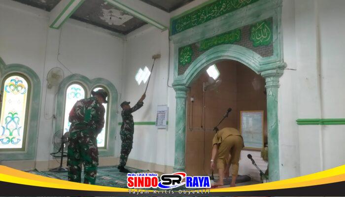 Sambut Ramadhan 1447 H, Babinsa Koramil 1002-08/Labuan Amas Utara Bersihkan Langgar Al Ikhlas Bersama Warga