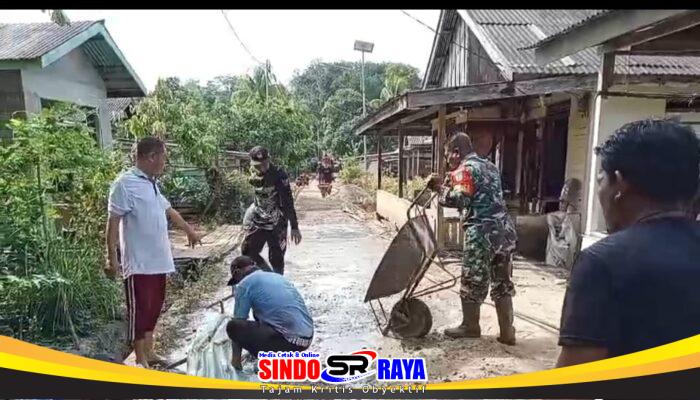 Bantu Kesulitan Masyarakat, Babinsa Buduk Sempadang Gotong royong Bersama Warga Pengecoran Jalan Setapak