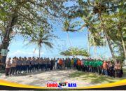 Peringati Hari Sampah Nasional, Koramil dan Polsek Paloh Bersama Warga Serta Pelajar Bersihkan Pesisir Pantai