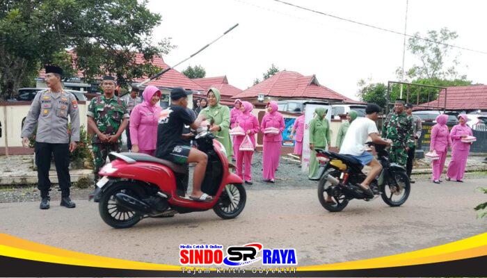 Berbagi Kebahagiaan di Bulan Suci Ramadhan, Posramil dan Polsek Batu Ampar Bagikan Takjil kepada Pengguna Jalan