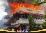 Kebakaran Rusun Sumbo Surabaya saat api membakar lantai atas bangunan dan mengeluarkan asap hitam tebal