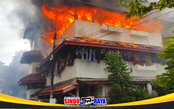 Kebakaran Rusun Sumbo Surabaya saat api membakar lantai atas bangunan dan mengeluarkan asap hitam tebal