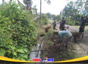 Babinsa Koramil 1002-03/Haruyan Bersama Warga Gotong Royong Bersihkan Lingkungan Desa Mangunang Seberang