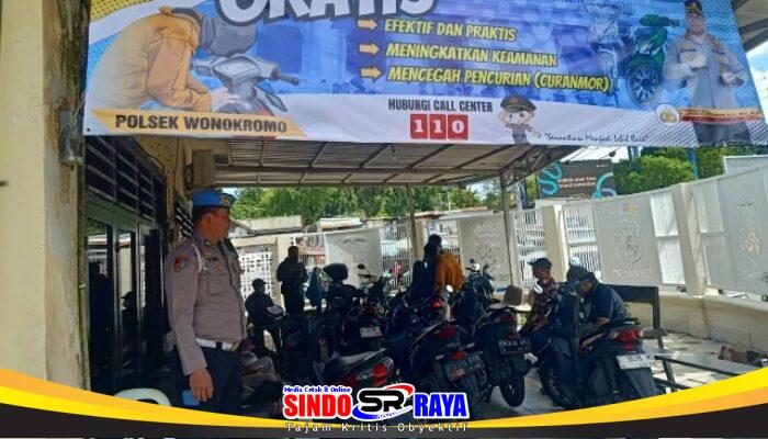 Polsek Wonokromo Pasang Alarm Motor Gratis Guna Cegah Curanmor di Surabaya