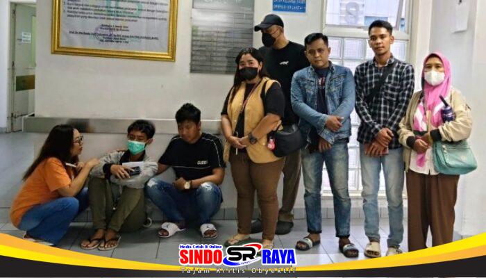 Solidaritas Lintas Komunitas Jurnalis Jawa Timur Jenguk Bayu Pangarso di RSUD Dr Soetomo