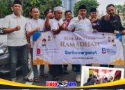 Keluarga besar Beritawarga.net bagikan paket takjil di depan Taman Apsari Surabaya.