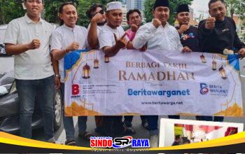 Keluarga besar Beritawarga.net bagikan paket takjil di depan Taman Apsari Surabaya.