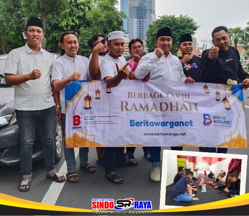 Keluarga besar Beritawarga.net bagikan paket takjil di depan Taman Apsari Surabaya.