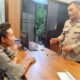 Perantau Medan terlantar di Surabaya saat mendapat pendampingan dari personel Polsek Gubeng