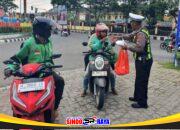 Polantas Menyapa Satlantas Polres Bangkalan membagikan nasi kotak kepada pengemudi ojek online saat Ramadan.