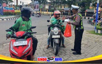 Polantas Menyapa Satlantas Polres Bangkalan membagikan nasi kotak kepada pengemudi ojek online saat Ramadan.