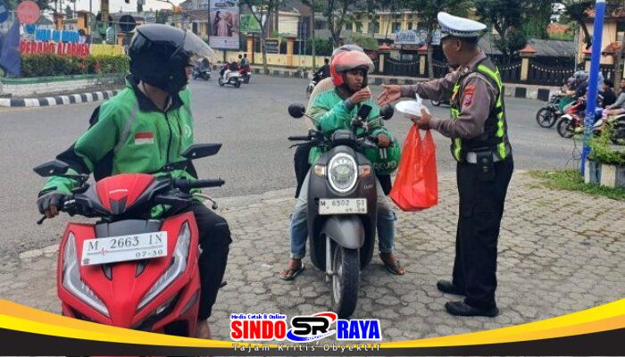 Satlantas Polres Bangkalan Bagikan Nasi Kotak dan Edukasi Keselamatan kepada Ojol Lewat Polantas Menyapa