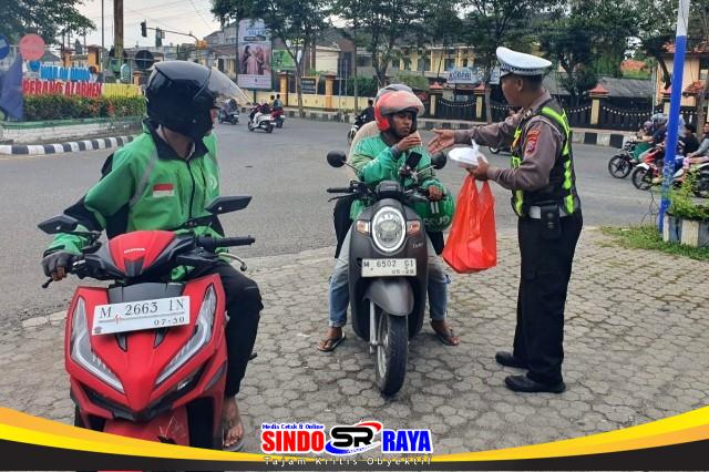 Polantas Menyapa Satlantas Polres Bangkalan membagikan nasi kotak kepada pengemudi ojek online saat Ramadan.
