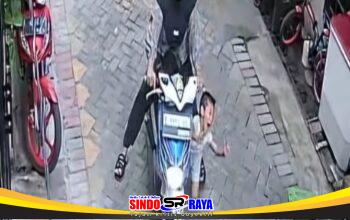 Rekaman CCTV tabrak lari di Surabaya libatkan motor Honda Beat.