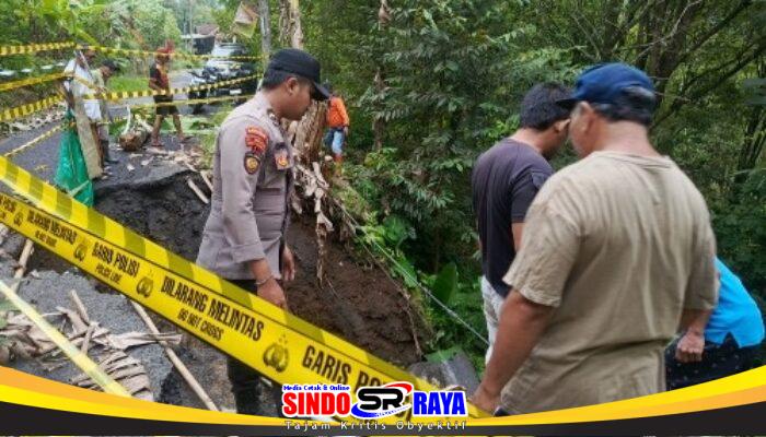 Tanah Longsor Lumajang: Bahu Jalan Tempursari Ambrol 3 Meter, Polisi Pasang Garis Pengaman
