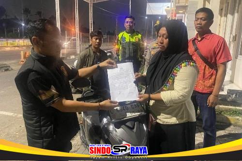 Motor hilang ditemukan di Suramadu, polisi menyerahkan Honda Beat kepada pemilik di Pospam Suramadu Surabaya